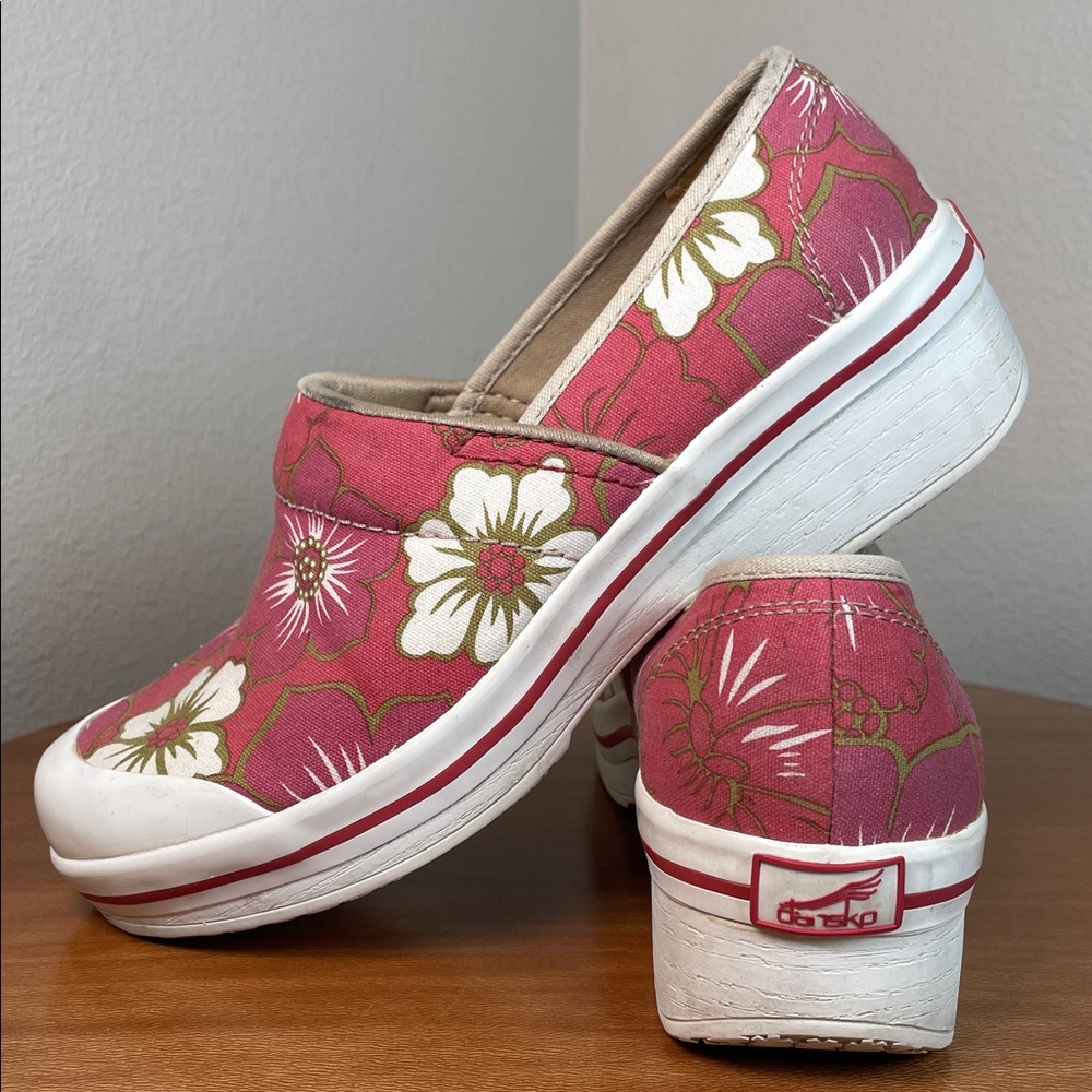 Dansko Vegan Volley Clogs Pink White Floral Fabric Slip Resistant Size 37(6.5-7)